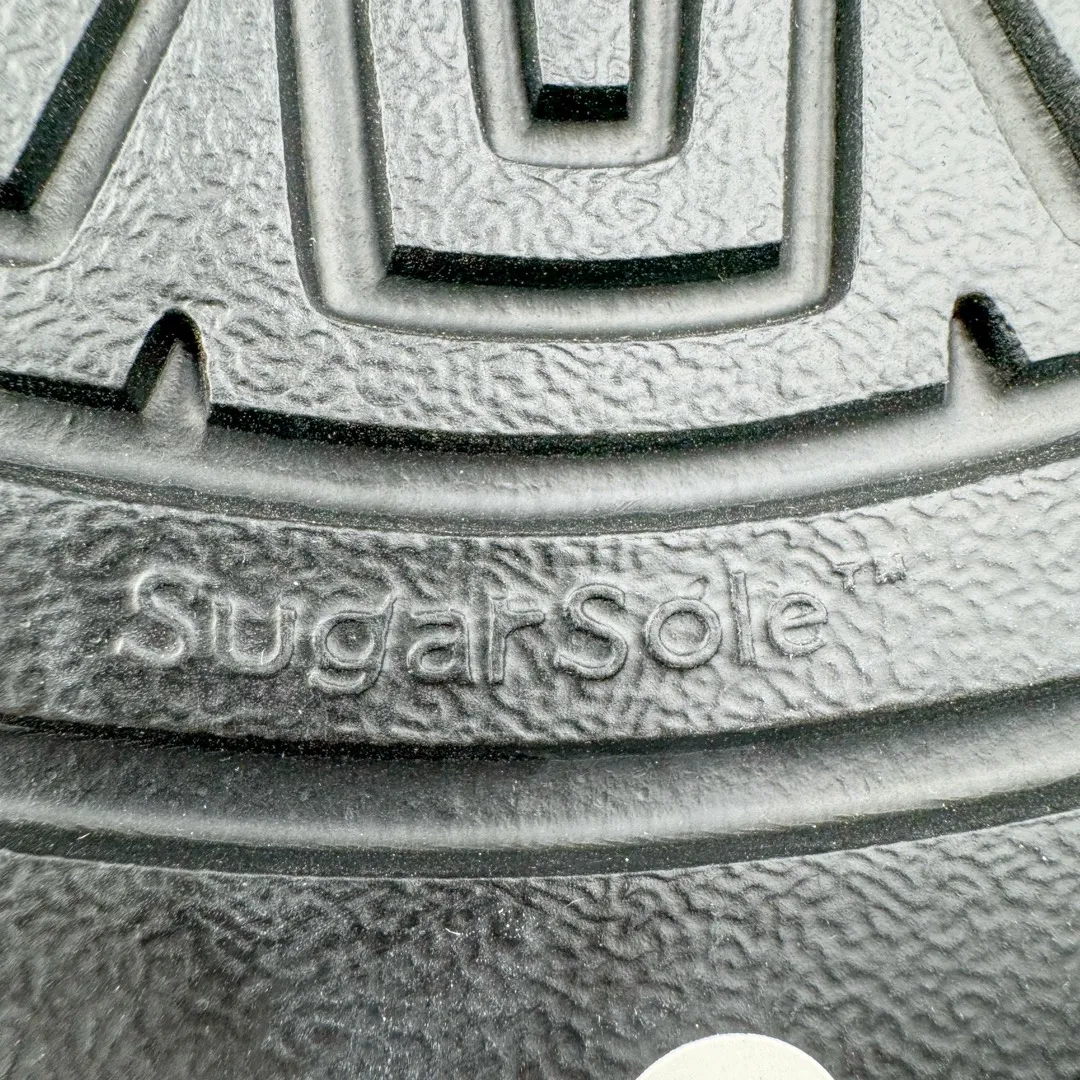 Pick up locally 💰640 UGG 5013 snap-on men's autumn and winter sheepskin and fur integrated snow boots. All shoes are made from the same factory as ZP. Longfeng A-grade Australian imported sheepskin and fur integrated men's boots. Brand OEM production line. Fully follow the ZP process. Original pattern maker of the OEM. Adhering to the principle of no original shoes and no development selection. Pay attention to every detail. The most authentic version on the market TREADLITE "Light Wing" technology outsole Lightweight/durable/flexible/pile size: 40 41 42 43 44 Coding: by3936050